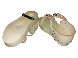 Holzschuhe zum Anlegen künstlicher Fährten