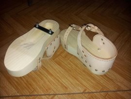 Holzschuhe zum Anlegen künstlicher Fährten