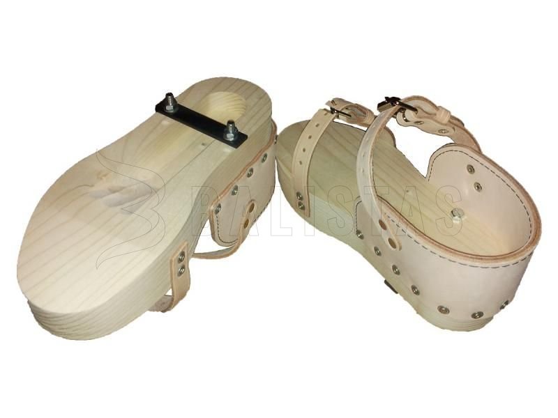 Holzschuhe zum Anlegen künstlicher Fährten
